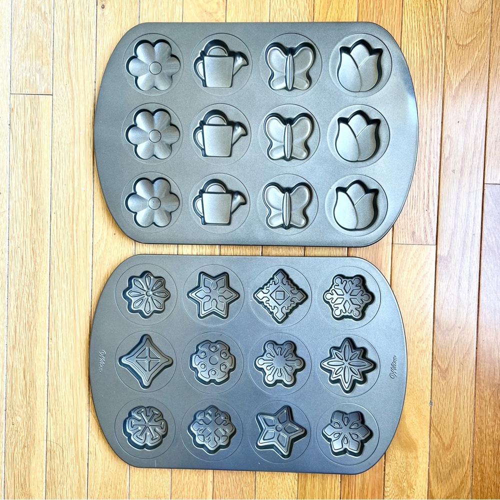 Like New WILTON Baking Pan Non-Stick Spring Flowers Easter Cookies Snow Flakes